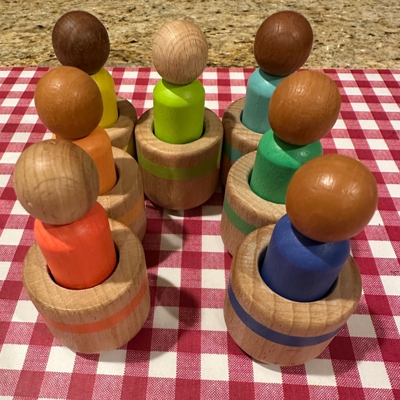 Lovevery Other - Lovevery peg people with matching cups